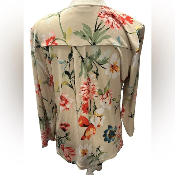 New York And Company Cream & Multicolor Floral Blouse Size Medium - Picture 3 of 7